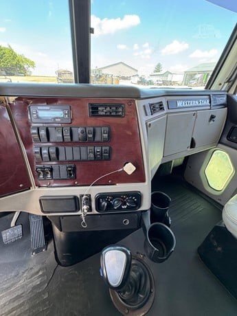 2013 WESTERN STAR 4700 - Image 6